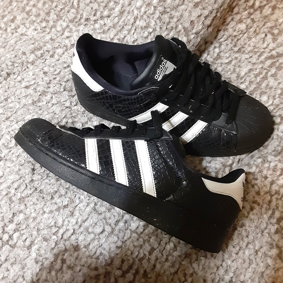 Patterned skate Adidas - Picture 1 of 3